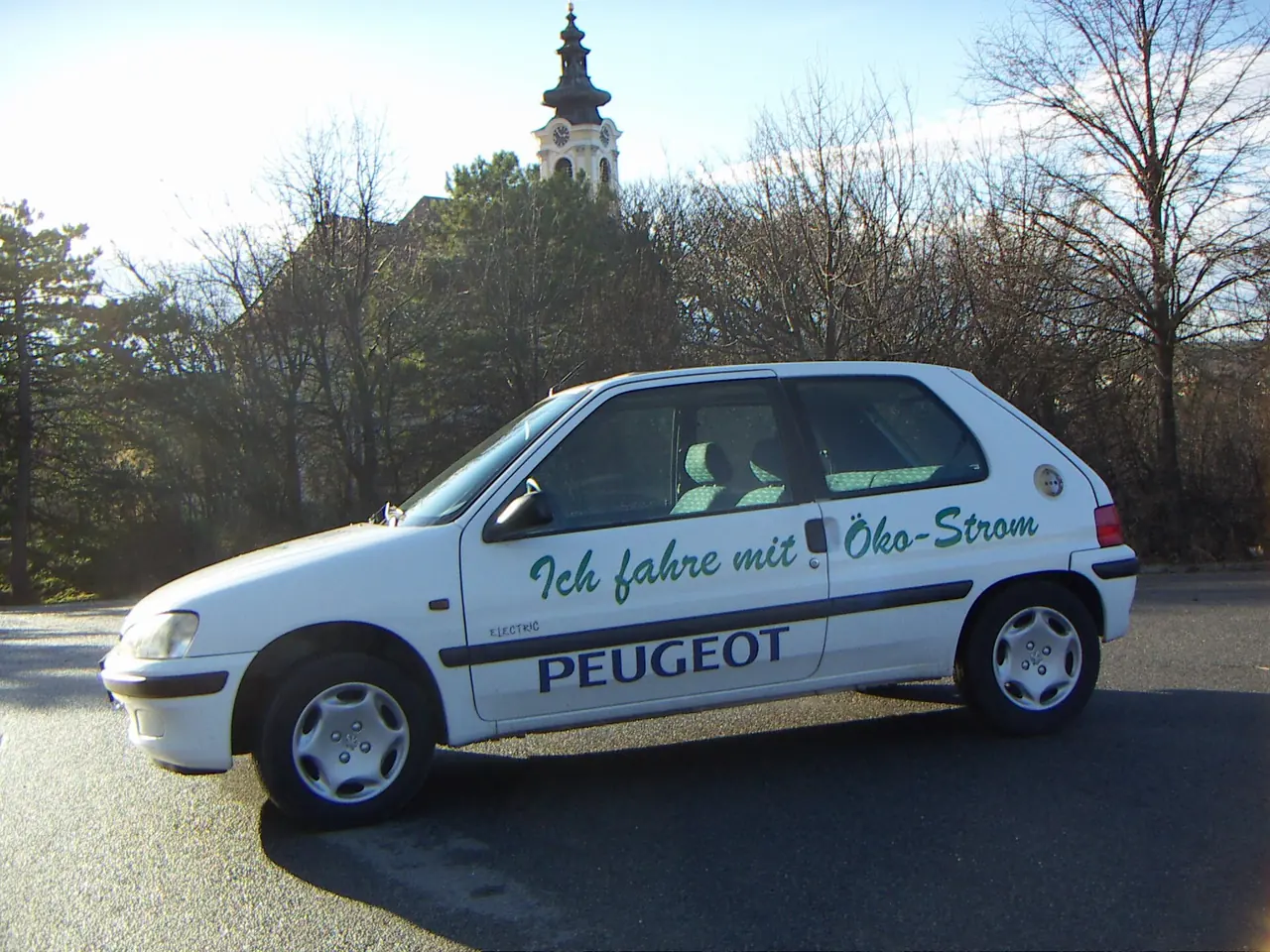 White Peugeot 106 Électrique with 'Ich fahre mit Öko-Strom' lettering.